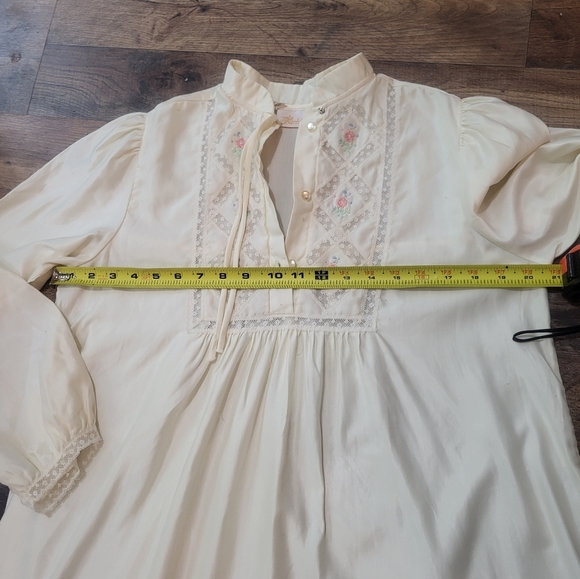 Vintage 1970's Barbizon Rose Embroidered Ivory Lace Trim Satin Nightgown Size MD - Picture 8 of 9